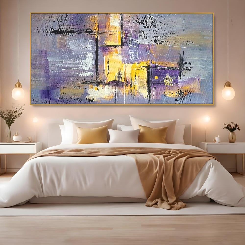 Tablou canvas cu pictura abstracta cu linii si pete, in rama de aluminiu auriu, pe perete intr-un dormitor